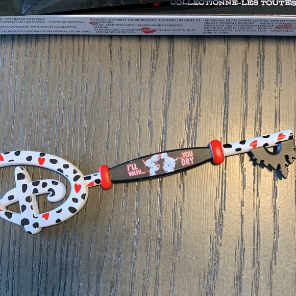 Disney Mystery Key - Love Series - 101 Dalmatians I’ll wash, you dry - Picture 2 of 3